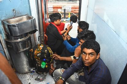 UP: रेलवे का नया नियम बना मुसीबत, 32 हजार यात्रियों ने ईएफटी से किया सफर, 80 लाख जुर्माना वसूला गया