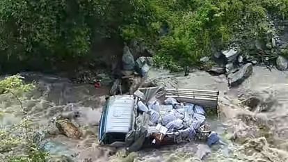 Himachal Weather: सड़क धंसने से उफनती खड्ड में गिरा टेंपो, 17 घंटे ठप रहा मंडी-कुल्लू हाईवे; 20 तक येलो अलर्ट