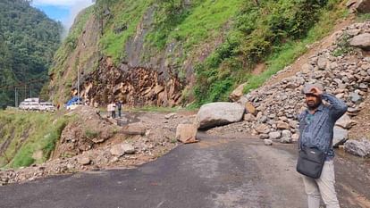 Uttarakhand: भूस्खलन से गंगोत्री हाईवे का भटवाडी में करीब 10 मीटर हिस्सा धंसा, फंसे यात्रियों को निकाला गया